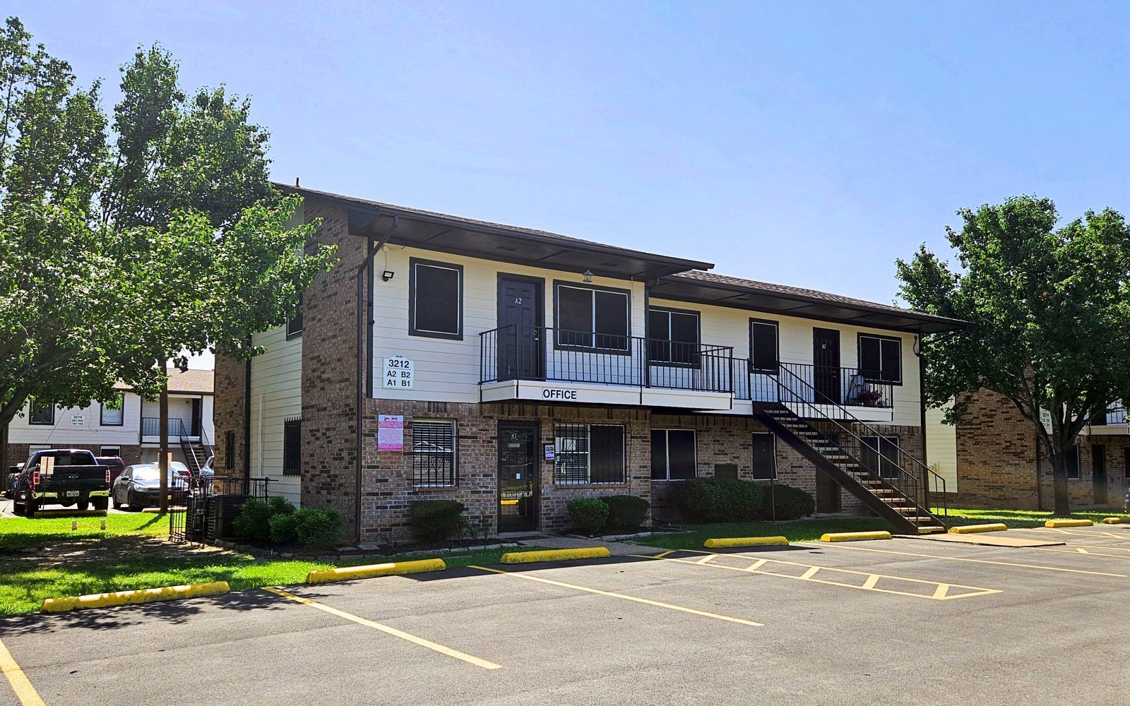 Autumn Run building with the leasing office, outdoor stairs and a parking lot